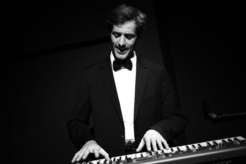 Pianiste de Cassidy Live Band en smoking, soirée chic à Monaco