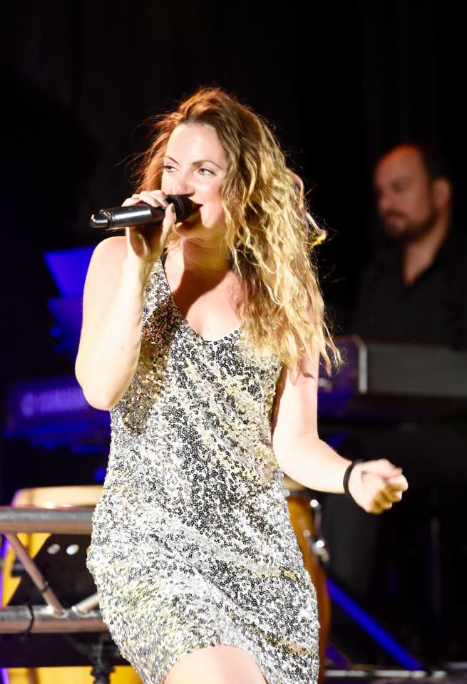 Chanteuse de Cassidy Live Band en robe à paillettes, concert à Arles